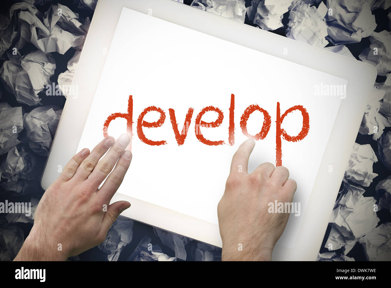 Hand zu berühren auf Suchleiste auf Tablet-Bildschirm entwickeln Stockfoto