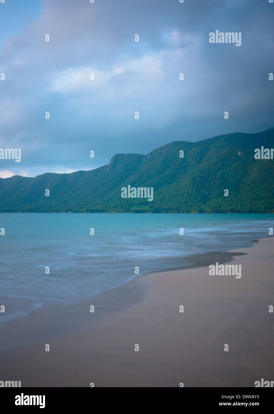 Ein Blick auf Hai Beach auf Con Son Island, einer der Con Dao Islands, Vietnam. Stockfoto