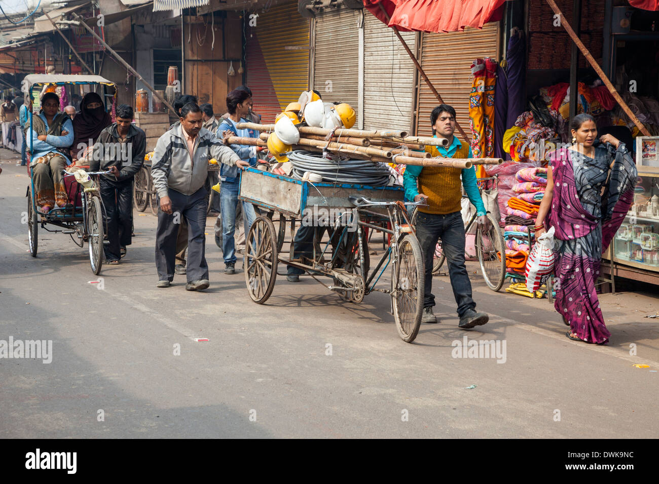 Agra, Indien. Straßenszene, Kinari Basar Bereich. Transport von Baumaschinen. Stockfoto