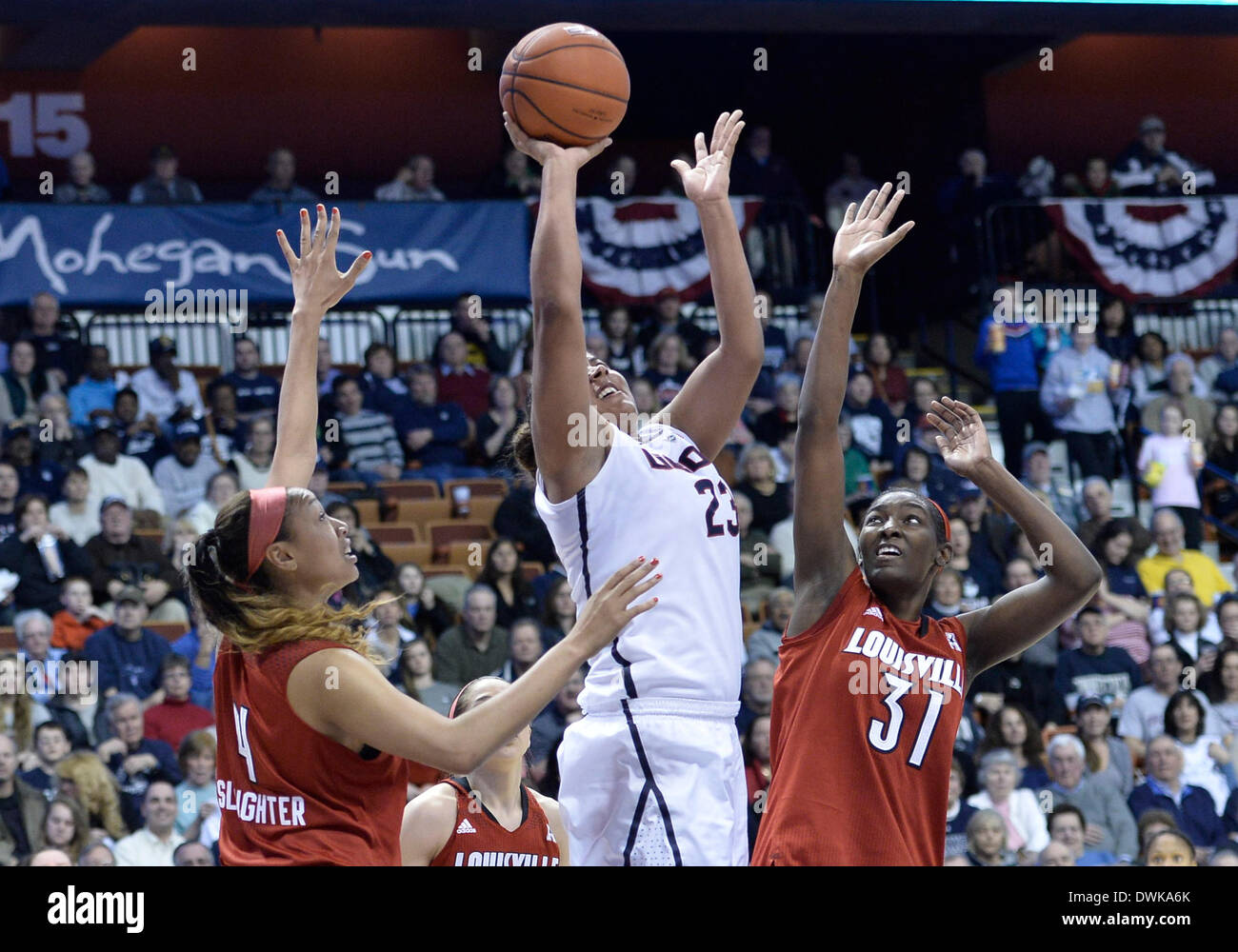 Uncasville, CT, USA. 10. März 2014. Montag, 10. März 2014: UConn Huskies Guard-Forward Kaleena Mosqueda Lewis (23) in den Korb gegen Louisville Cardinals treibt Asien Taylor (31) und Louisville Cardinals Wache Antonita Schlachtung (4) in der 2. Hälfte des amerikanischen Athletic Conference Womens Basketball Turnier Meisterschaftsspiel zwischen Louisville und UConn an Mohegan Sun Arena in Uncasville, CT. UConn schlagen Louisville 72-52 der konstituierenden AAC-Meisterschaft zu gewinnen. Bill Shettle/Cal-Sport-Medien. © Csm/Alamy Live-Nachrichten Stockfoto