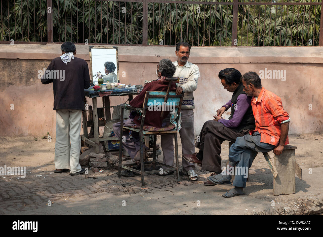 Agra, Indien. Barbershop auf dem Bürgersteig. Stockfoto