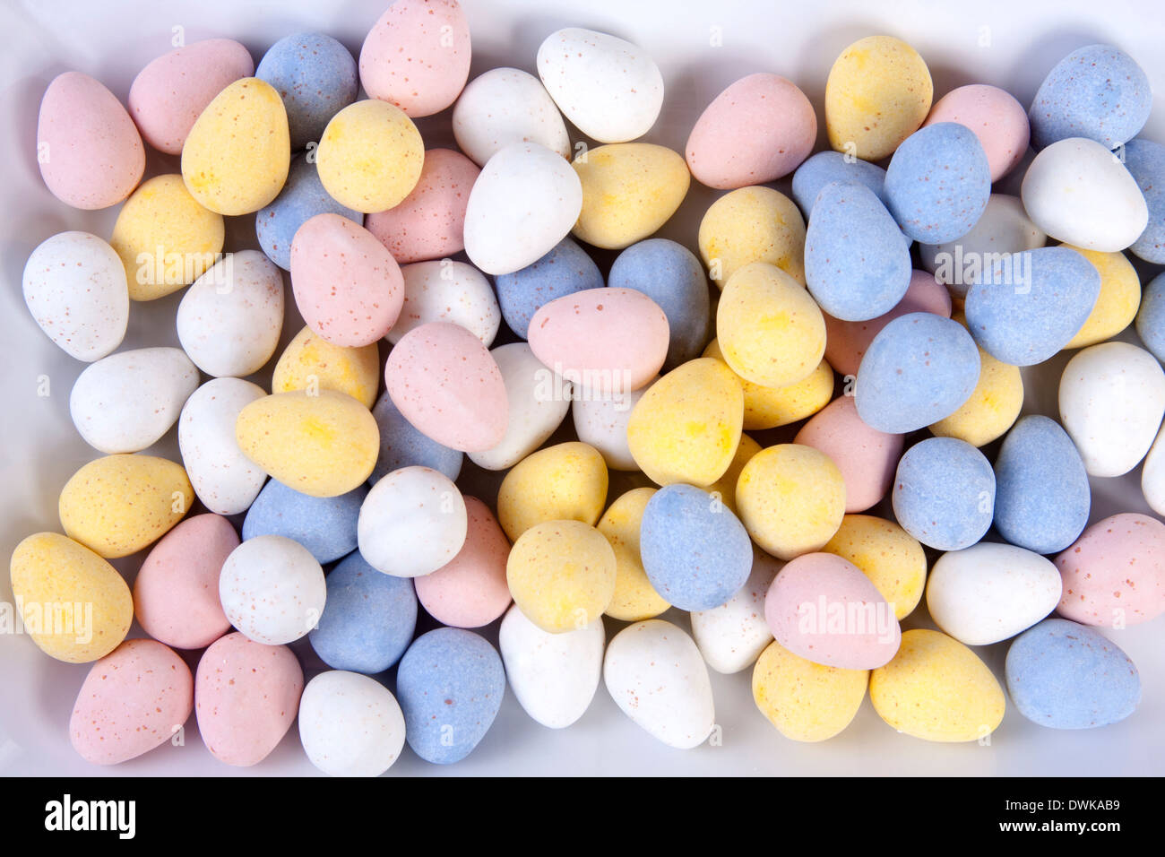 Harte Schale bedeckt Schokolade zentriert Pastell Candy Eiern Stockfoto