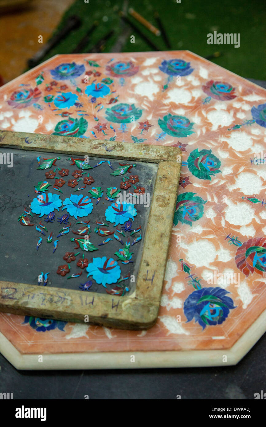 Agra, Indien. Florale Kunstwerke Halbedelstein Platzierung auf einer Tischplatte in Erwartung. Stockfoto