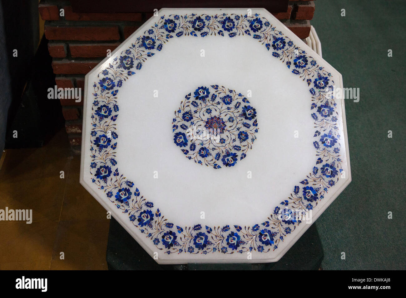 Agra, Indien. Eine dekorative Platte mit einer eingelegten Gestaltung der Halbedelstein. Stockfoto