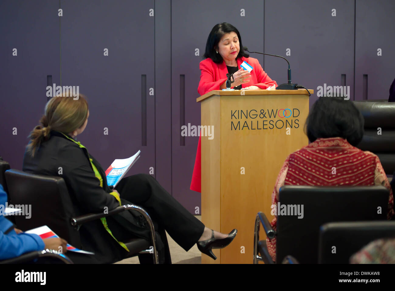 London, UK. 10. März 2014: Mei Sim Lai OBE den Vorsitz bei "zugunsten von Mulan Foundation Network, feiern Internationale Frauentag statt. Foto: siehe Li/Alamy Live News Stockfoto