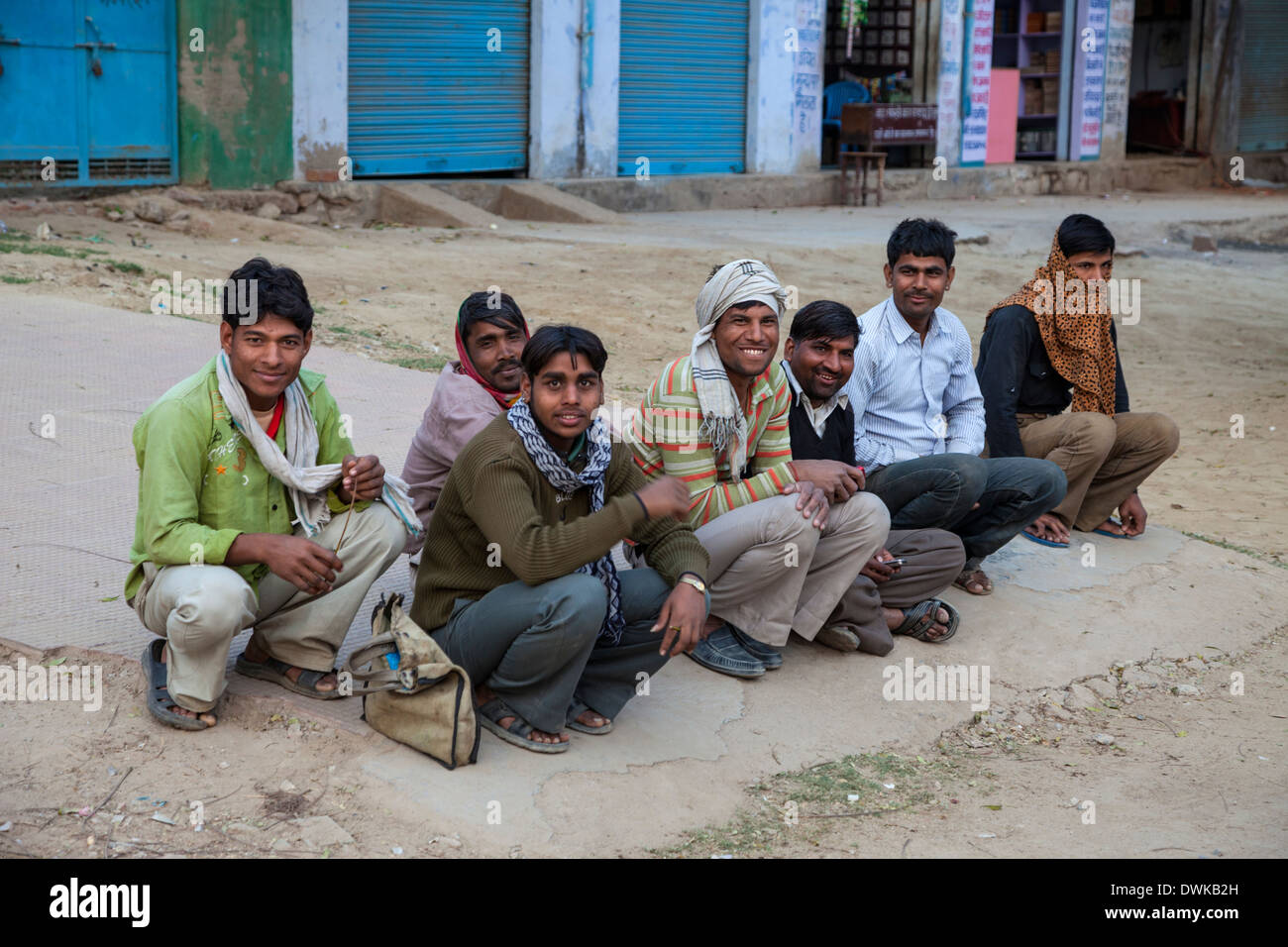 Bharatpur, Rajasthan, Indien. Junge Männer sitzen zusammen am Ende des Tages. Stockfoto