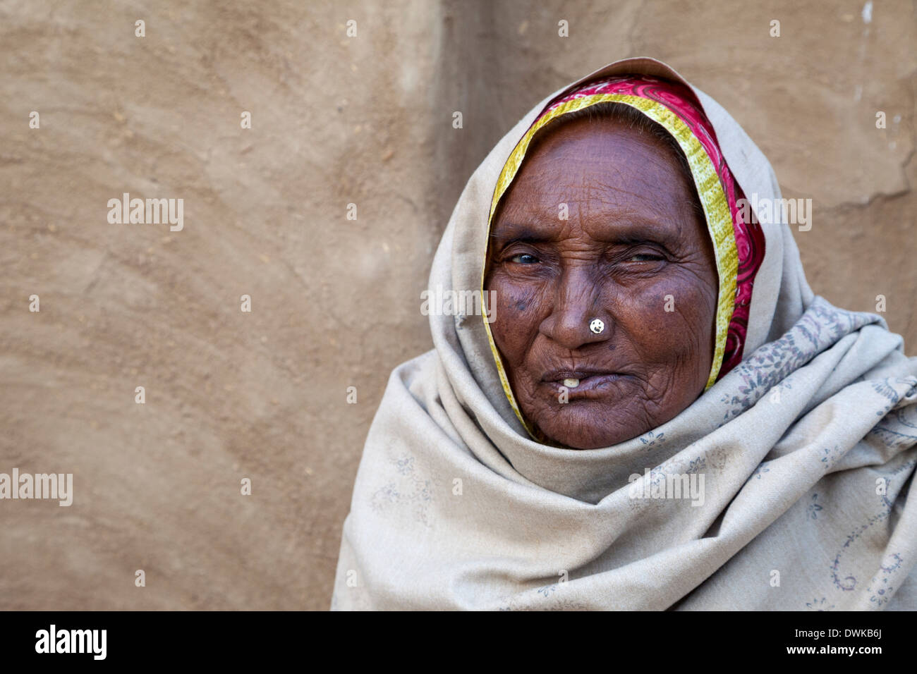 Bharatpur, Rajasthan, Indien. Alten Rajasthani Frau eingewickelt in ihr Kopftuch. Stockfoto