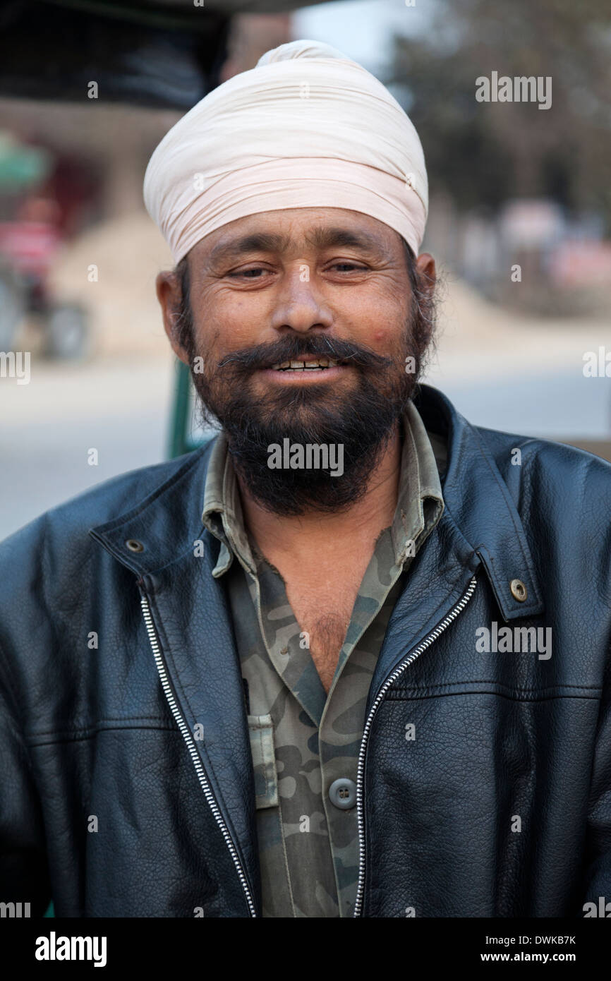 Bharatpur, Rajasthan, Indien. Siru Singh, ein Sikh Rikscha-Fahrer. Stockfoto
