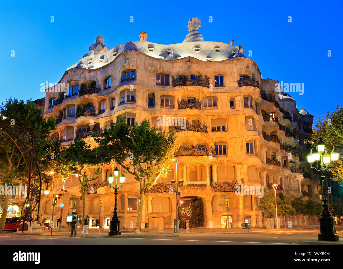 La Pedrera in der Abenddämmerung von Antonio Gaudi, Barcelona Stockfoto