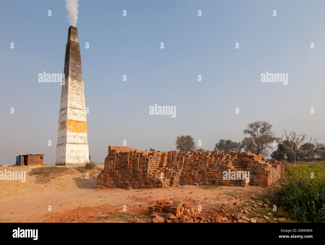 Rajasthan, Indien. Schornstein emittierende Rauch aus unterirdischen Öfen brennen von Ziegeln. Stockfoto