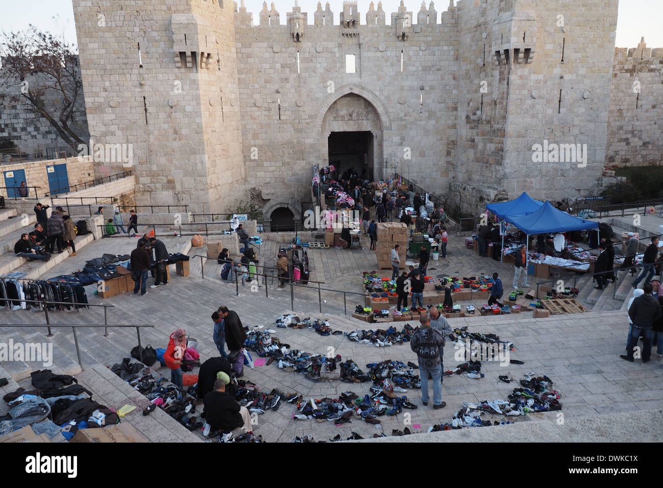 Verkäufer, die Schuhe und andere Kleidungsstücke vor dem Damaskus-Tor der Altstadt von Jerusalem Stockfoto