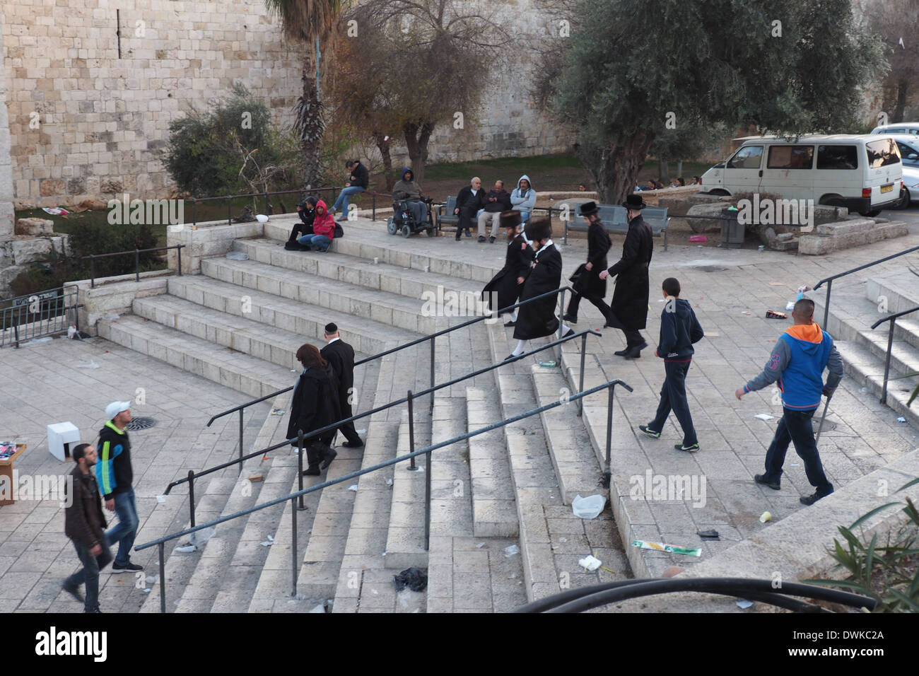 Menschen zu Fuß nach oben oder unten Schritte außerhalb Damaskus-Tor der Altstadt von Jerusalem Stockfoto