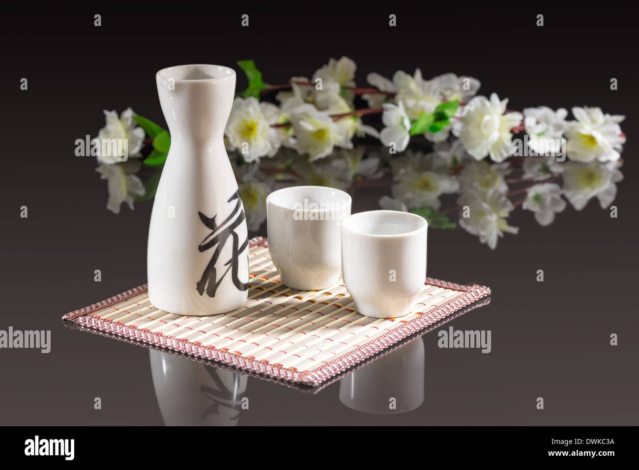 Sake - ein traditionelles japanisches alkoholisches Getränk, Sake Set tokkuri Stockfoto