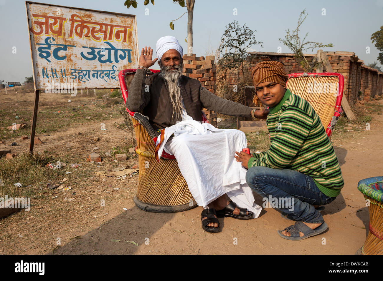 Rajasthan, Indien. Hindupriester und Freund. Junge Mann trägt westliche Kleidung, älterer Mann in traditioneller Tracht mehr. Stockfoto