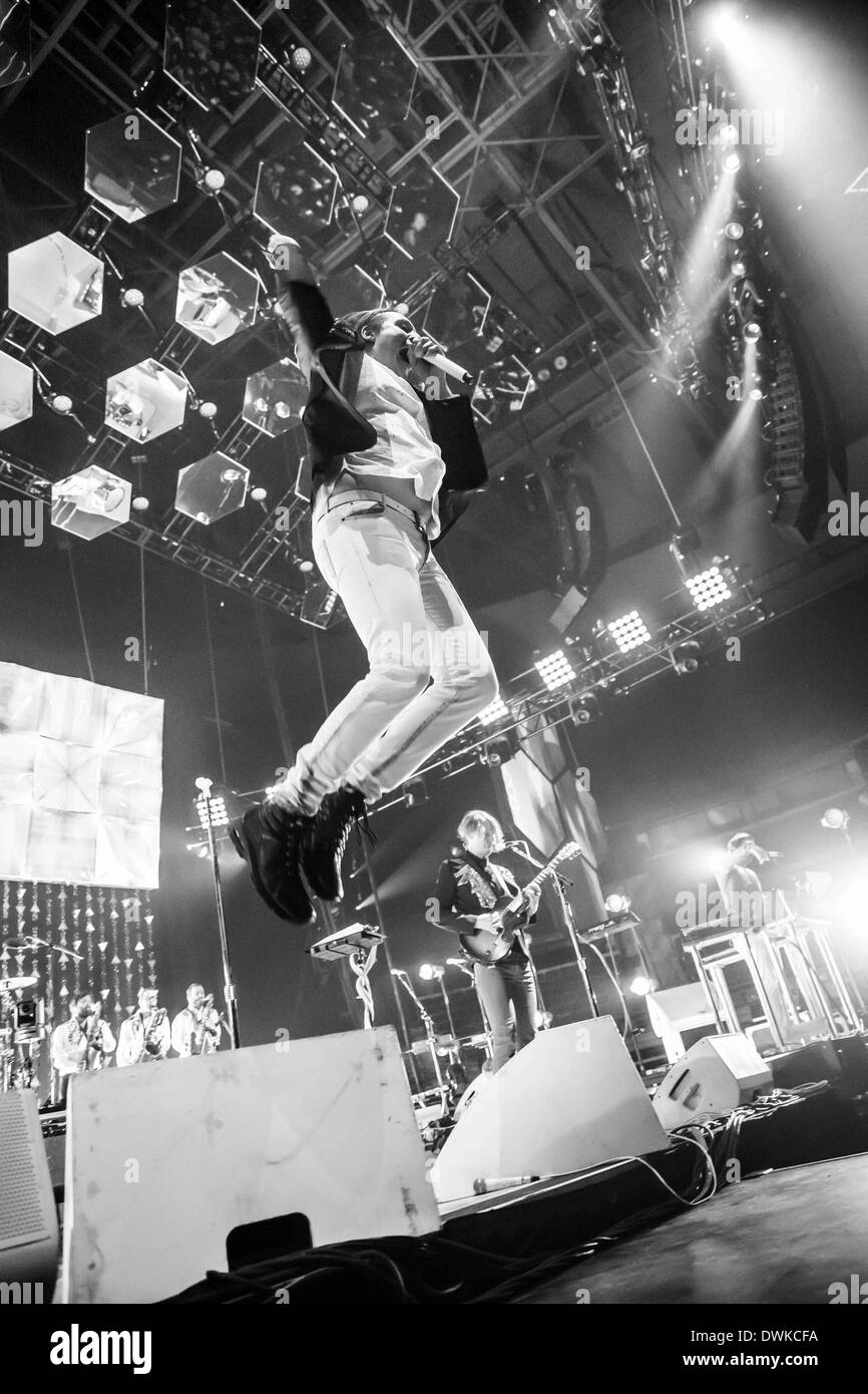 Auburn Hills, Michigan, USA. 10. März 2014. WIN BUTLER von Arcade Fire, die Durchführung der Reflektor-Tour auf den Palace of Auburn Hills in Auburn Hills, Michigan am 10. März 2014 Credit: Marc Nader/ZUMA Wire/ZUMAPRESS.com/Alamy Live News Stockfoto