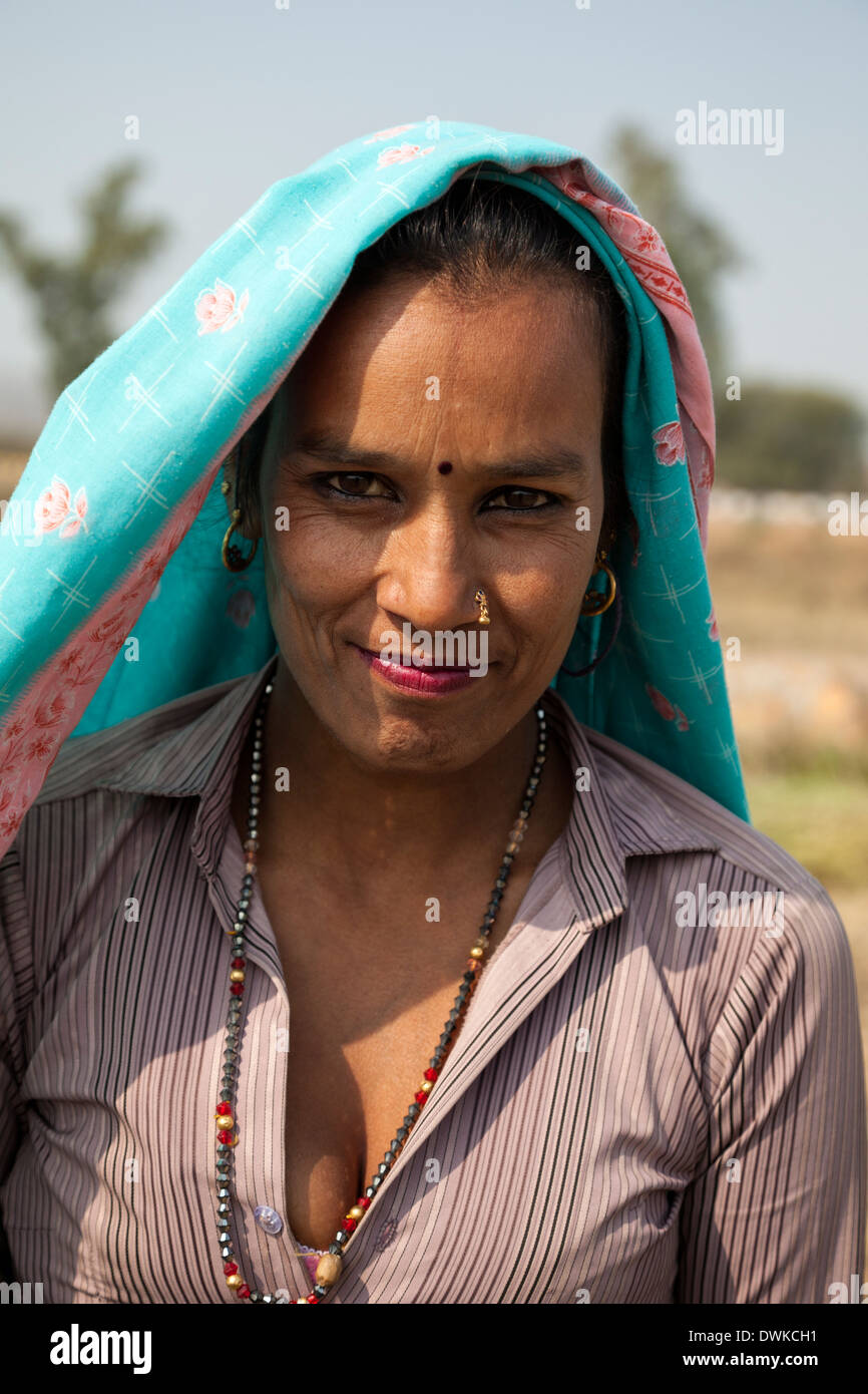 Rajasthan, Indien.  Dorf Hindu Frau in ihrem Bereich arbeiten. Stockfoto