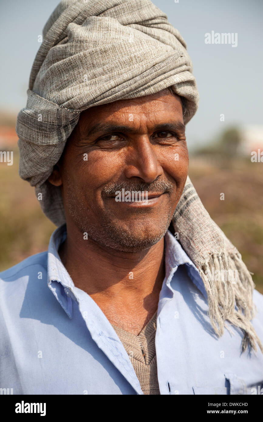 Rajasthan, Indien. Rajasthani Farmer auf seinem Gebiet Senf. Stockfoto