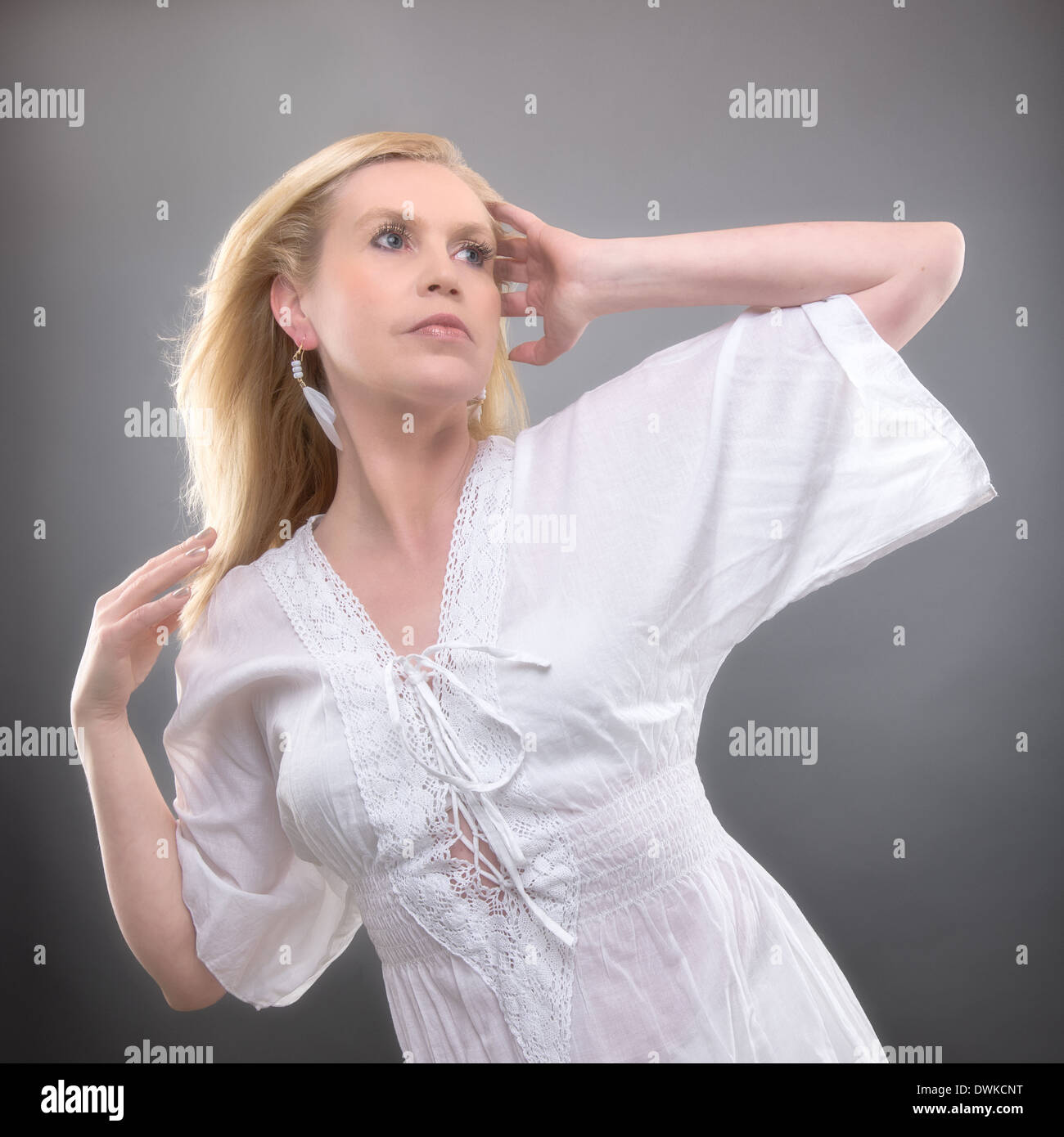 Schöne Reife Frau Sommer Hemd, Studio gedreht Stockfoto