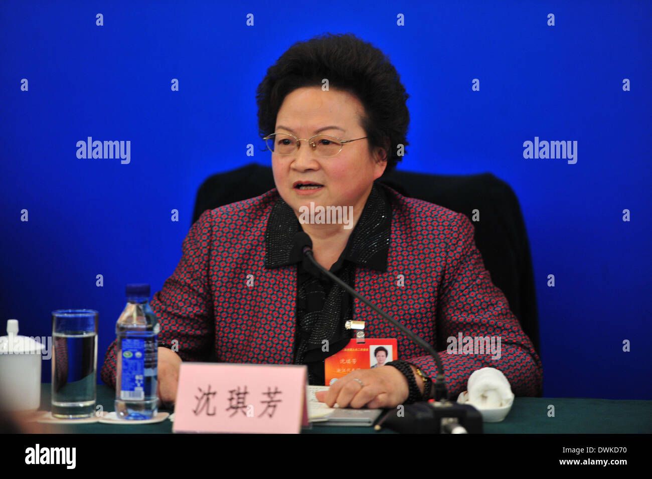 Peking, China. 11. März 2014. Shen Qifang, stellvertretender zu Chinas nationalen Volksarmee Kongress (NPC), spricht auf einer Pressekonferenz für die zweite Sitzung des 12. NPC zur Bildungsreform in Peking, Hauptstadt von China, 11. März 2014. © Xiao Yijiu/Xinhua/Alamy Live-Nachrichten Stockfoto