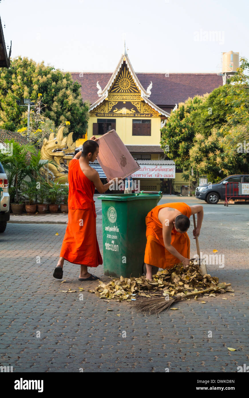 Thailändische Mönche cleanig, Chiang Mai, Thailand Stockfoto