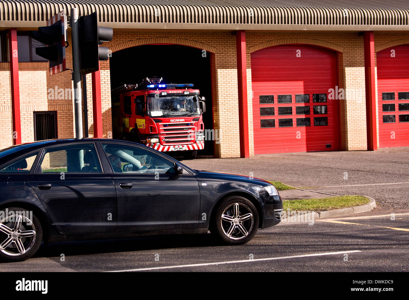 Scottish Feuer und Rettung Service Lkw verlassen die Feuerwache, die Beantwortung von ein 999 Notruf in Dundee, Großbritannien Stockfoto