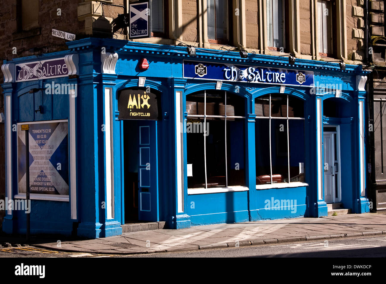 Eingang zu den schottischen Pub "Saltire"; [Offiziell als "Ausländer"] und Nachtclub ' MIX'along Meadowside in Dundee, Großbritannien Stockfoto