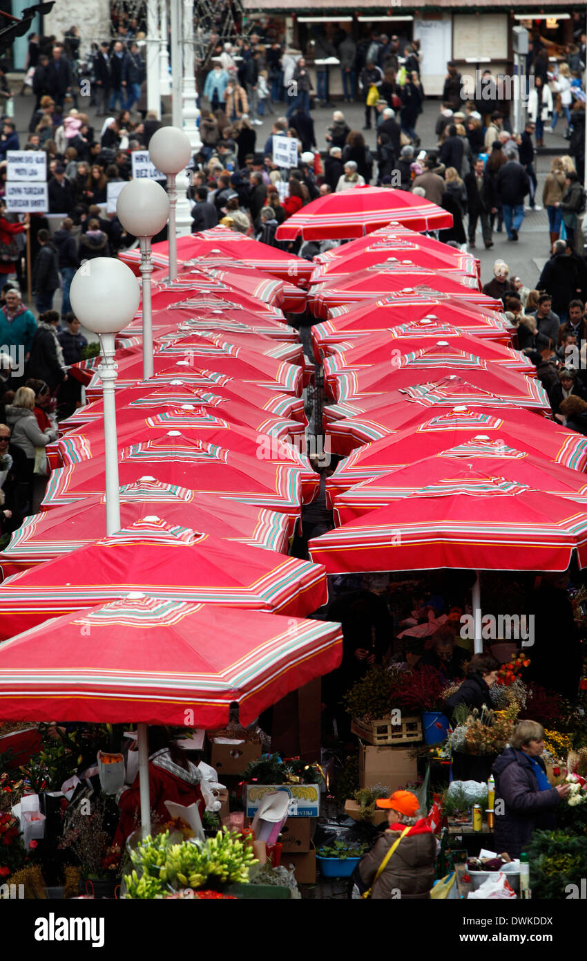 Leute verkaufen Blumen am Dolac Markt am 3. Dezember 2011 in Zagreb, Kroatien Stockfoto