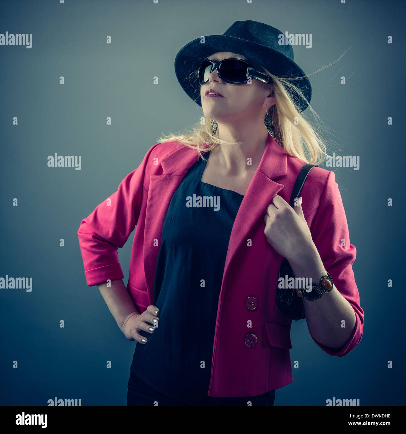 Urbane Reife Frau trägt eine Sonnenbrille und Hut, Studio gedreht Stockfoto