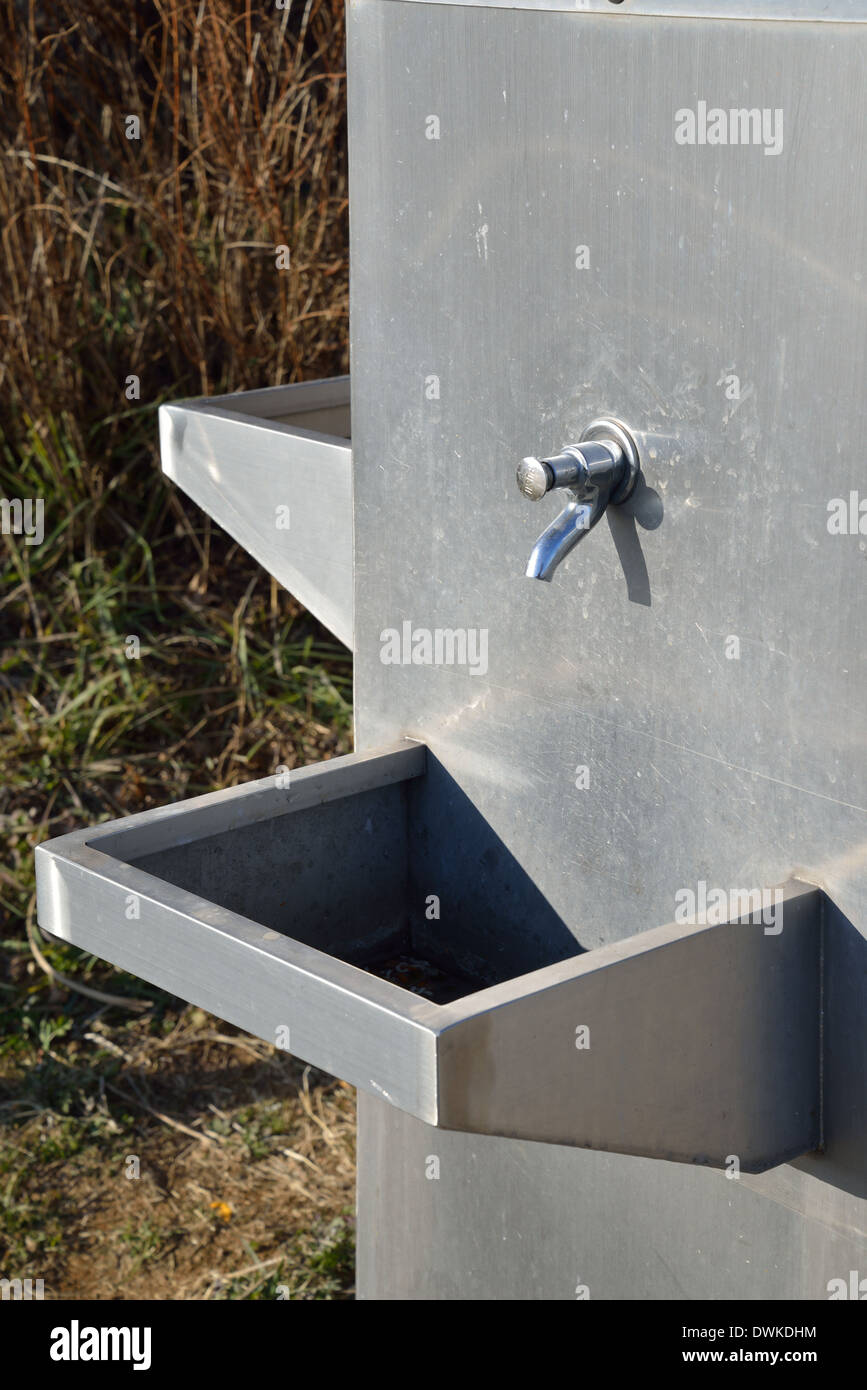 Stahl hergestellt Wasserfontäne im Feld Stockfoto