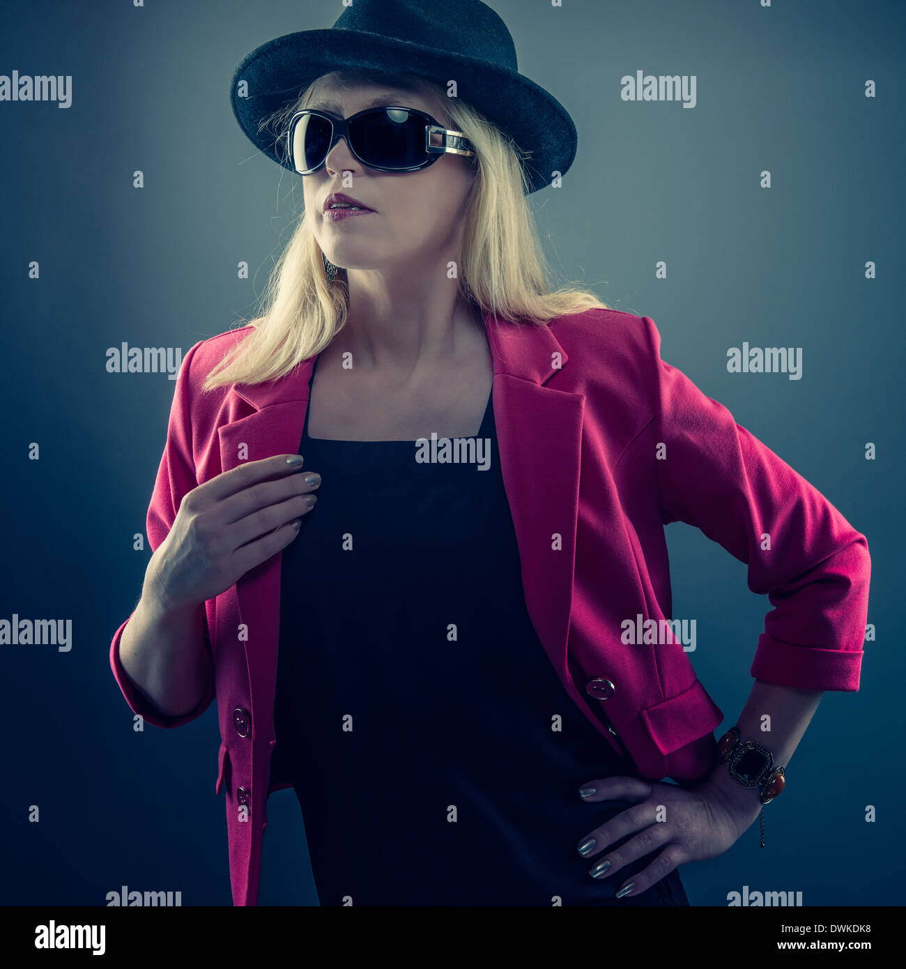 Urbane Reife Frau trägt eine Sonnenbrille und Hut, Studio gedreht Stockfoto