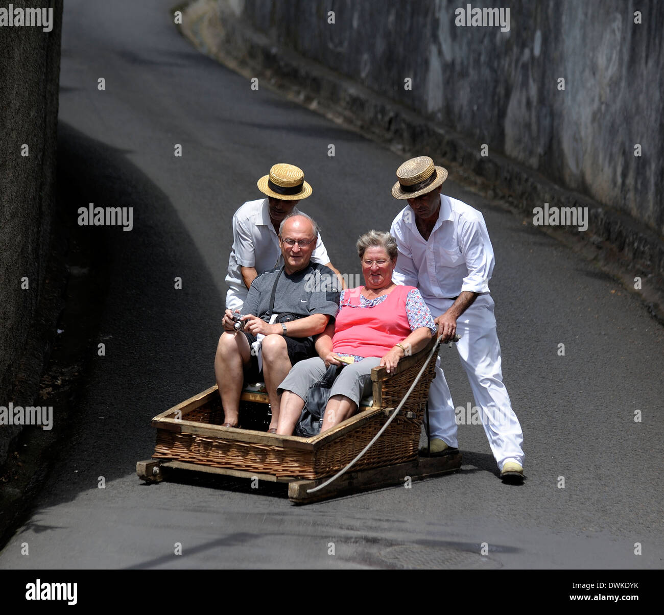 Monte Madeira Portugal, ein glückliches ältere paar genießen den Schlitten fahren den Berg hinunter nach Funchal Stockfoto