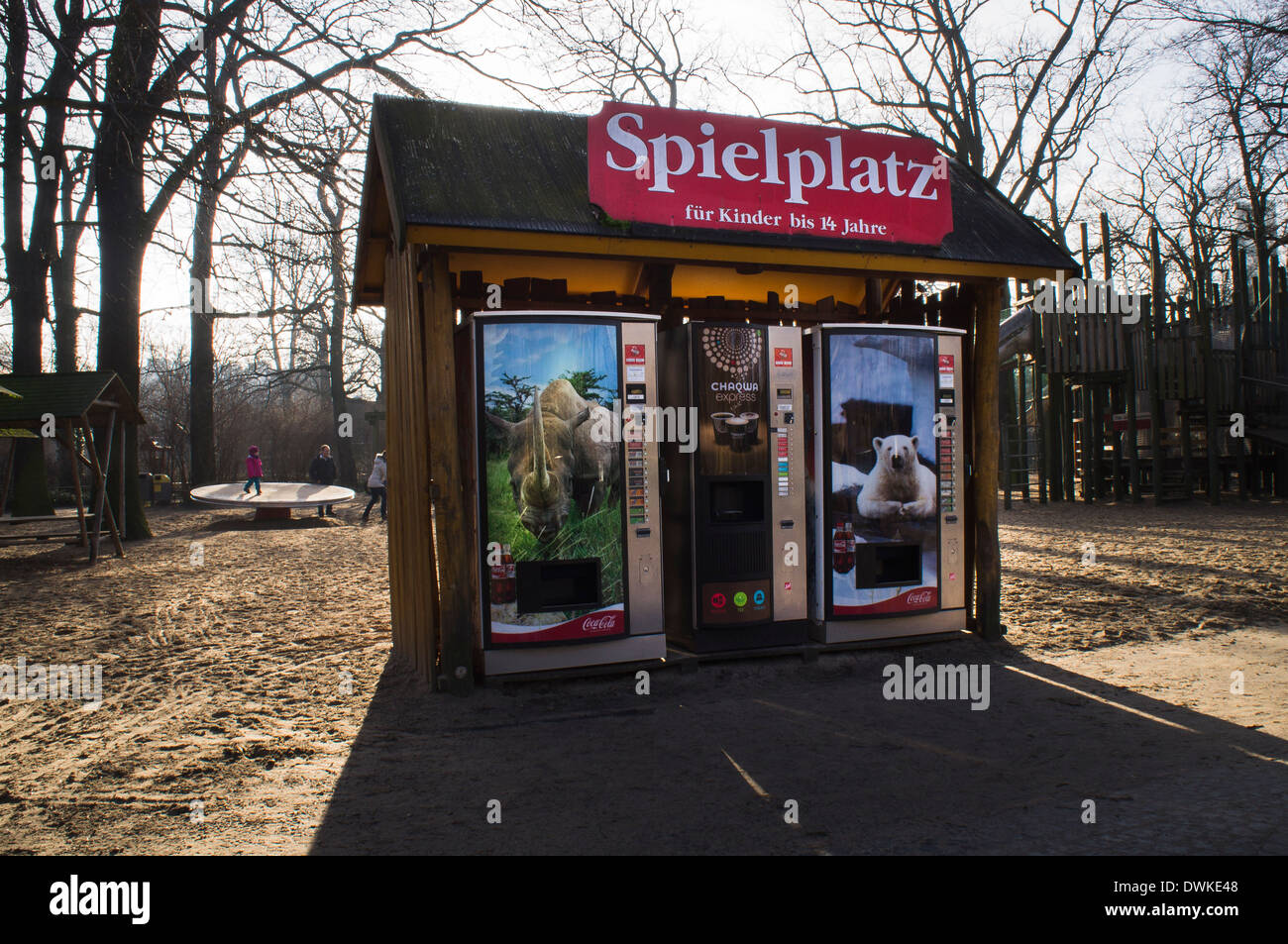 Spielplatz für Kinder bis 14 Jahre, Spielplatz Fur Kinder Bis 14 Jahre, Erfrischung Automaten Stockfoto