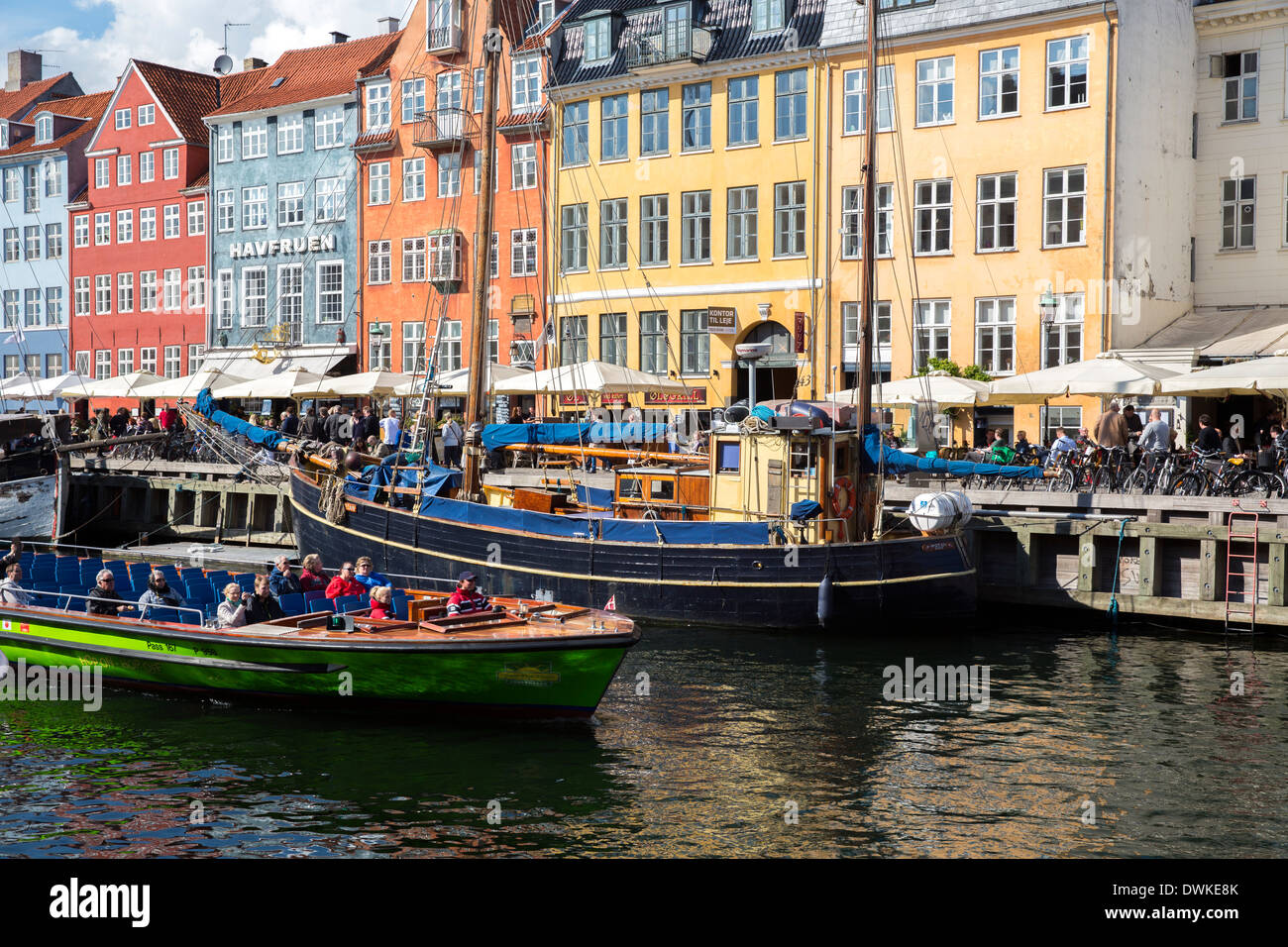 Touristenboot gleitet entlang des Kanals in Nyhavn Kopenhagen Stockfoto