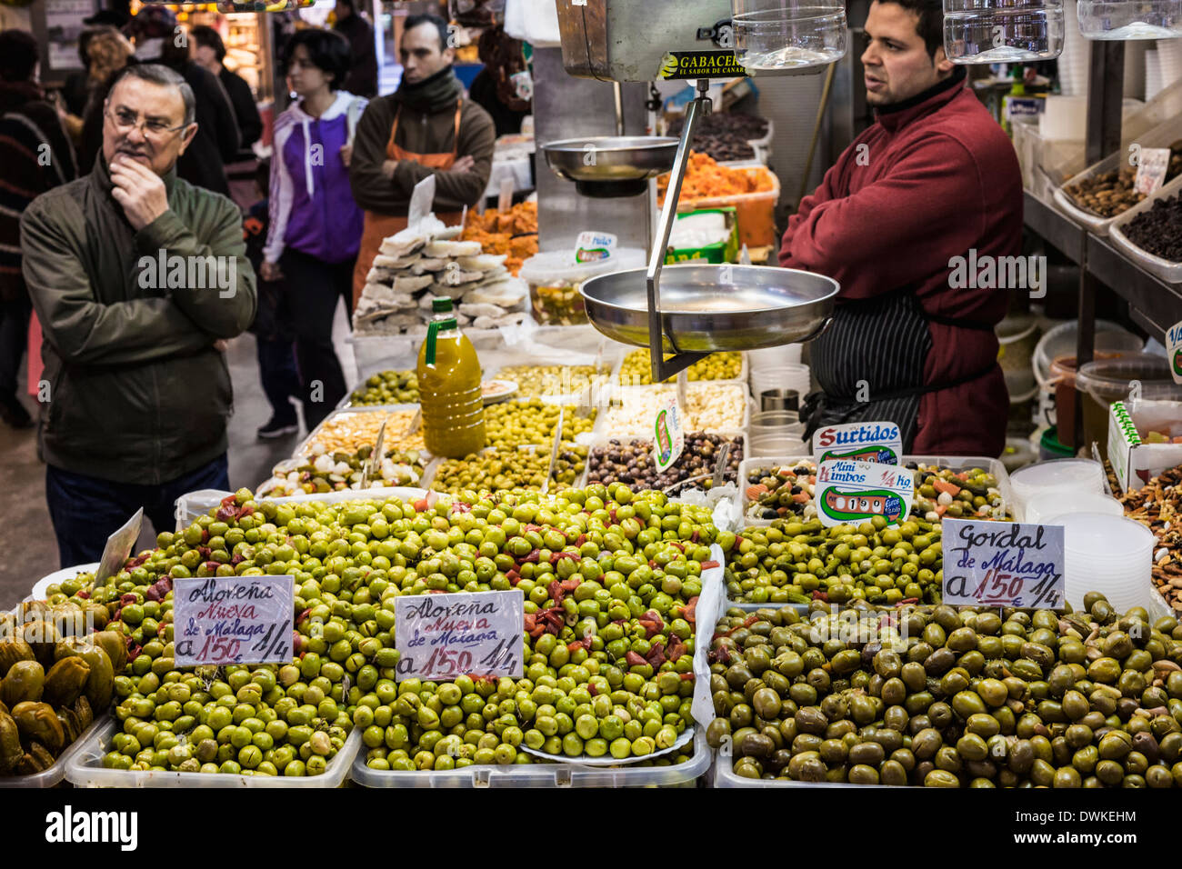 Oliven und Gemüse stall in der Markthalle (Mercado de Atarazanas), Malaga, Costa del Sol, Andalusien, Spanien. Stockfoto