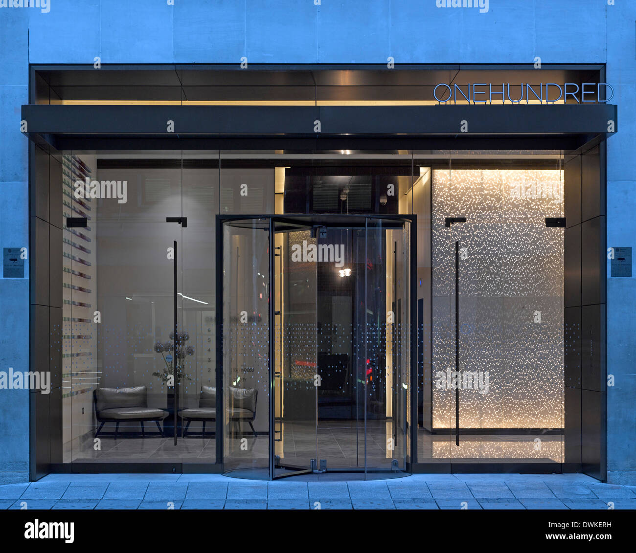 Hundert New Oxford Street, London, Großbritannien. Architekt: Morey Smith, 2013. Abenddämmerung Blick in Empfang. Stockfoto