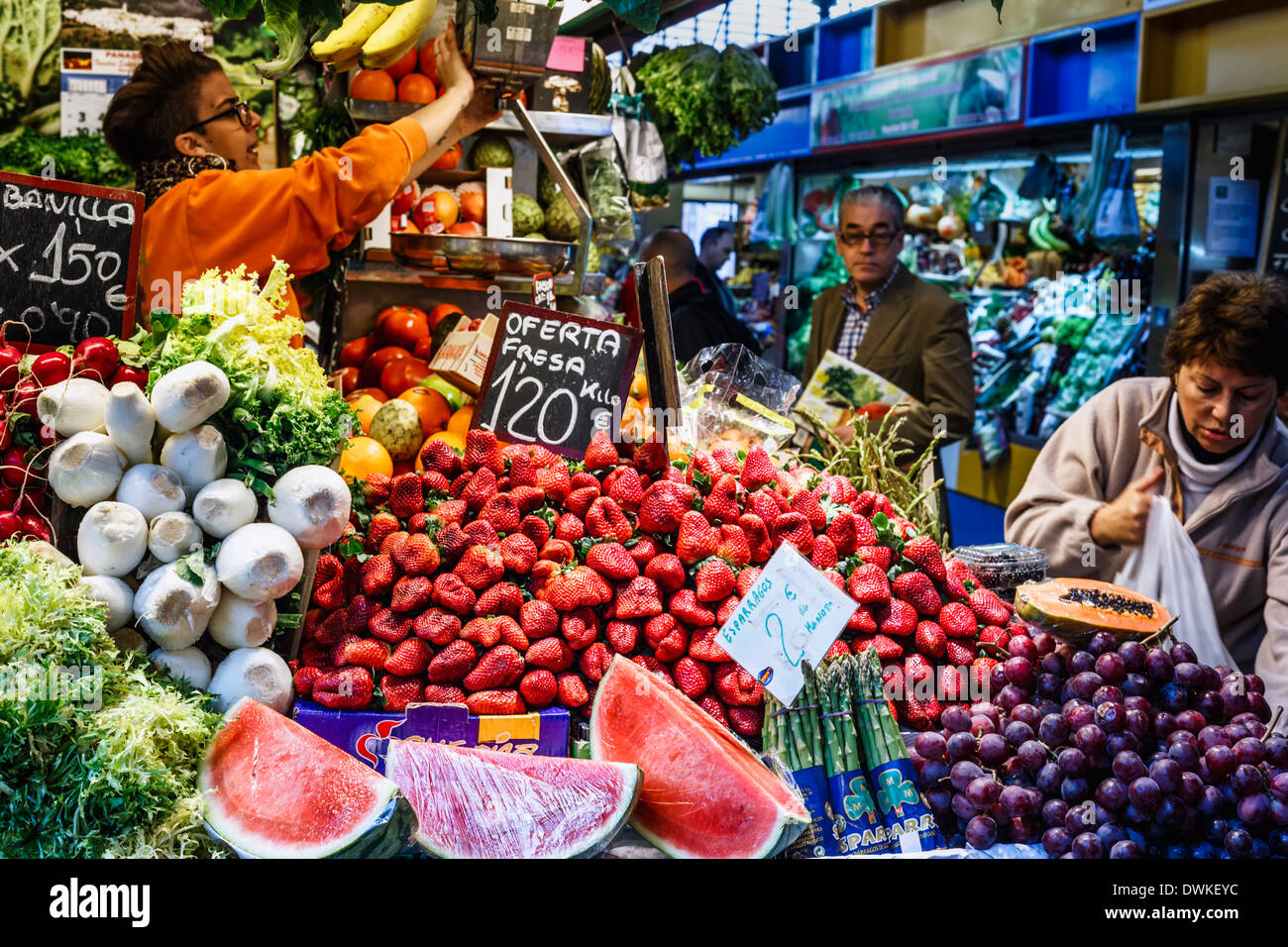 Obst und Gemüse Stand in der Markthalle (Mercado de Atarazanas), Malaga, Costa del Sol, Andalusien, Spanien. Stockfoto