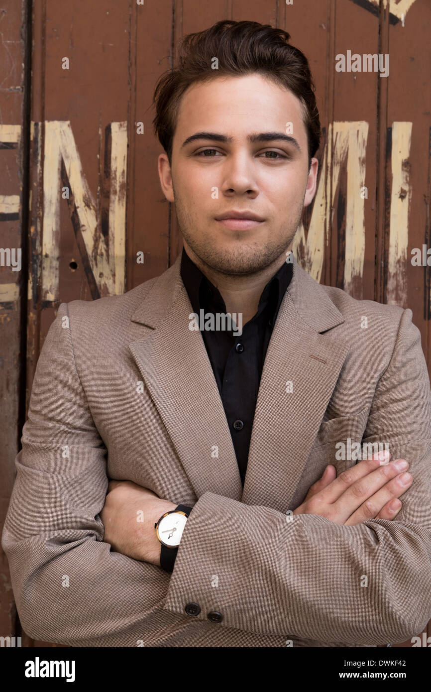 Junge kaukasischen männlichen stand vor Oldtimerbus industrielle Laderampe Stockfoto