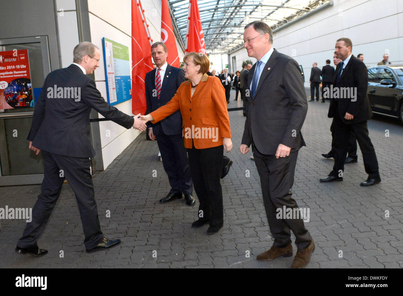 Die weltweit größte Computer Messe CeBIT begann am Montag, 10.03.2014 in Hannover mit der traditionellen Tour von Bundeskanzlerin Angela Merkel mit der britische Premierminister David Cameron, Leiter des diesjährigen Partner Großbritannien. Stockfoto