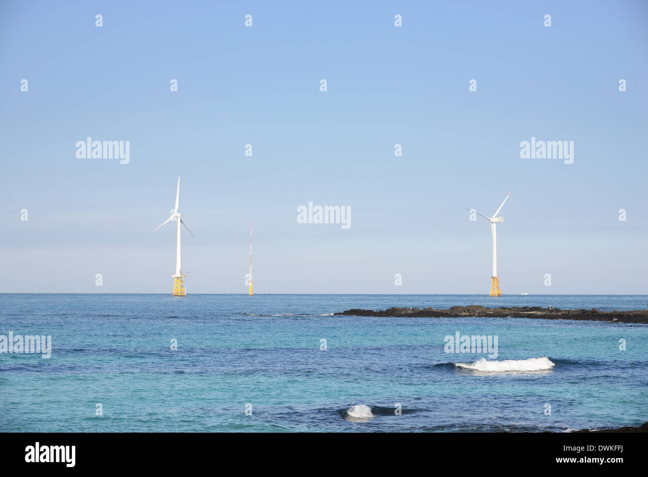 Windkraftanlagen im Meer, Insel Jeju Stockfoto