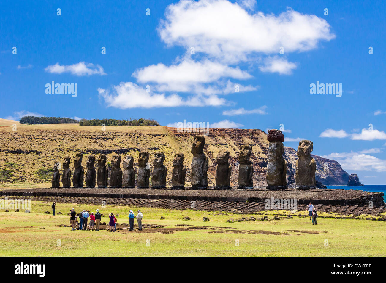 Touristen auf den 15 Moai Kultstätte der Ahu Tongariki auf Ostern Insel (Isla de Pascua), UNESCO-Website, Chile, Südamerika Stockfoto