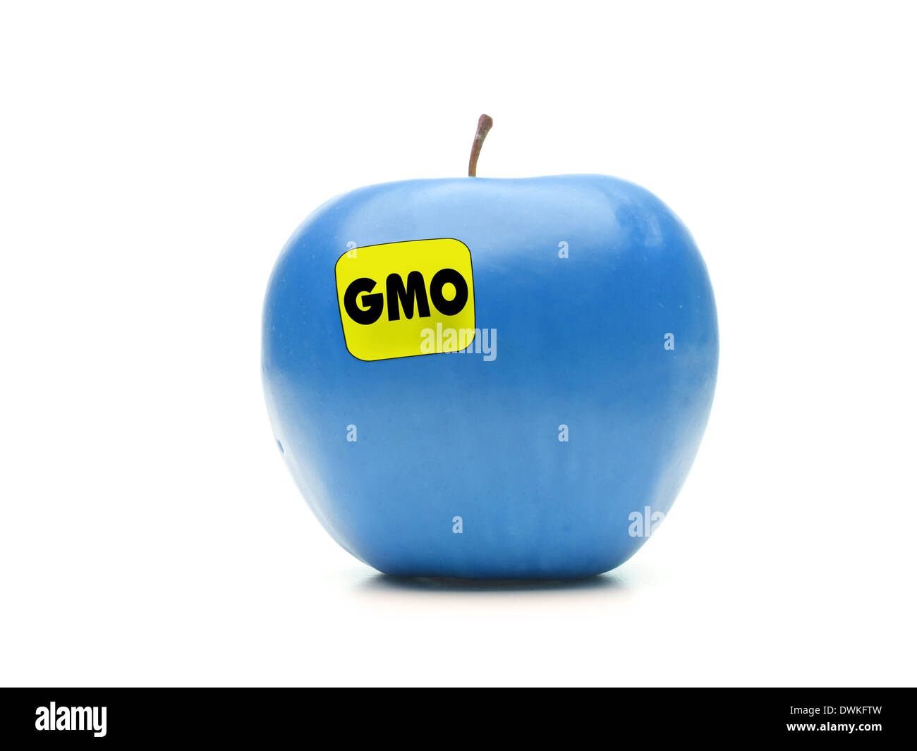 Blauer Apfel mit gelben GVO Aufkleber erschossen auf weiß Stockfoto