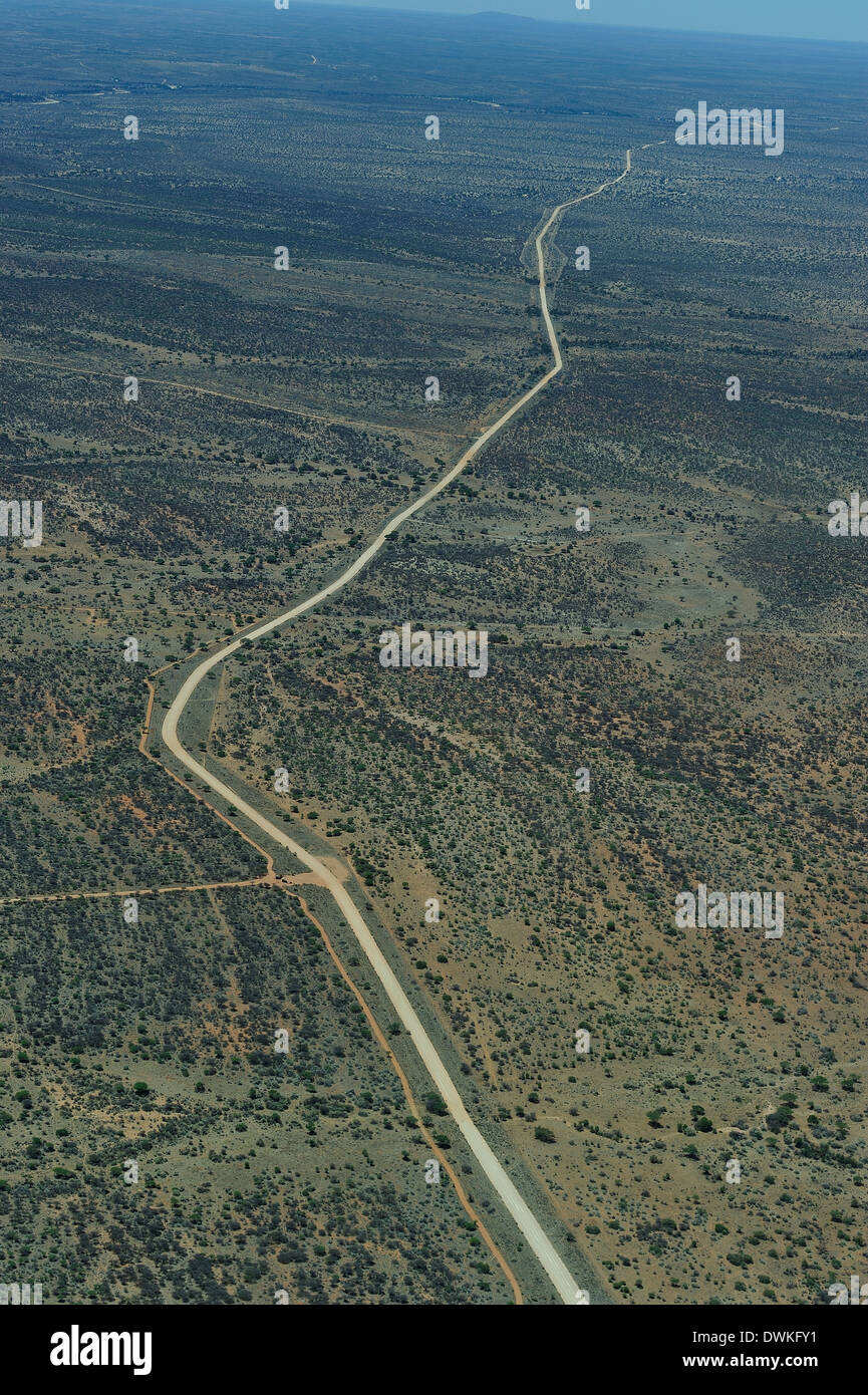 Straße in die namibische Wüste, Namibia, Afrika Stockfoto