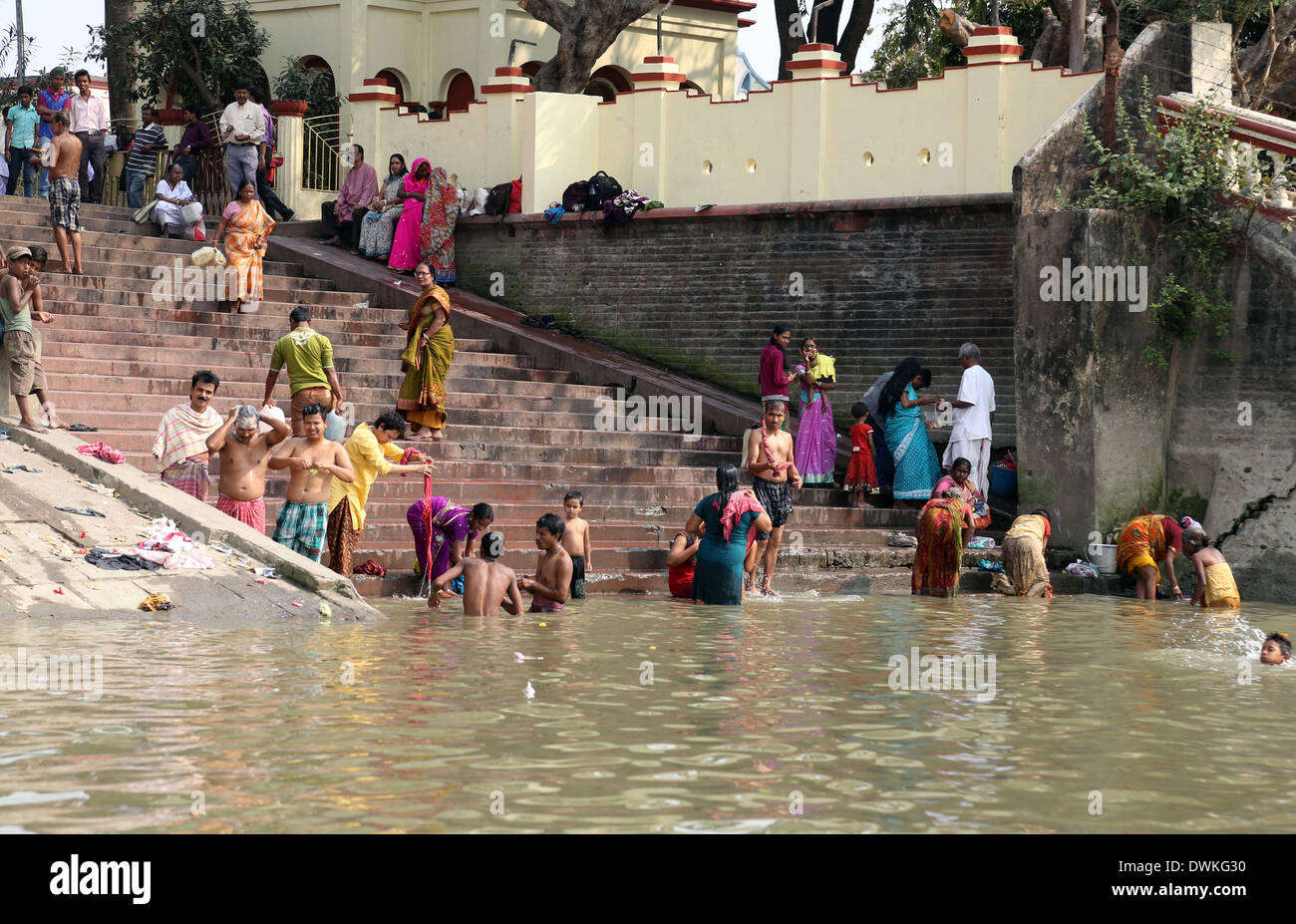 Morgenritual am Fluss Hoogly(Ganges) in Ghat in der Nähe von Dakshineswar Kali Tempel, Kolkata, Westbengalen, Indien Stockfoto