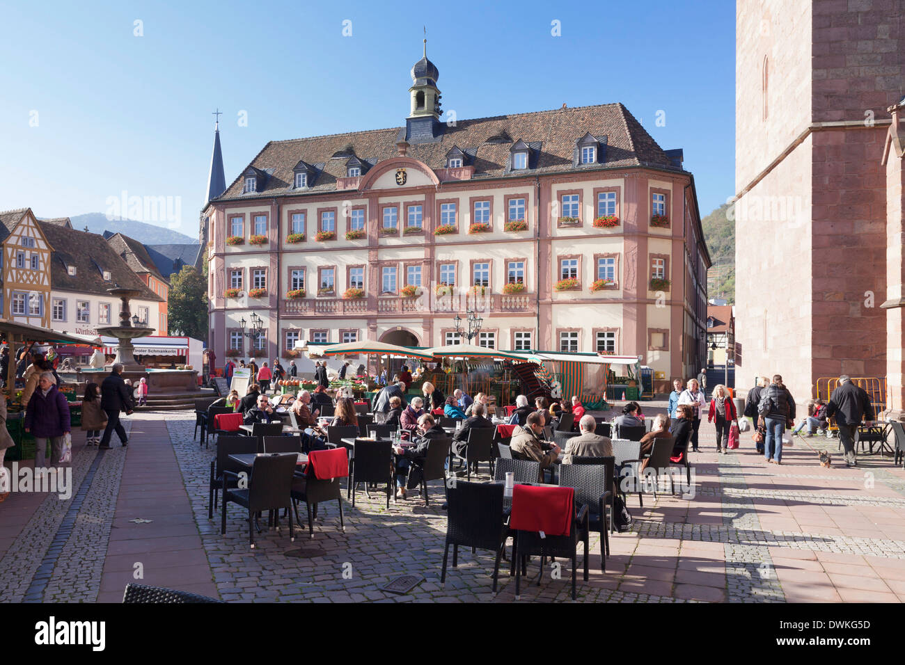 Marktplatz, Rathaus & Straßencafés, Neustadt ein der Weinstraße, Deutsche Weinstraße, Pfalz, Rheinland-Pfalz, Deutschland Stockfoto