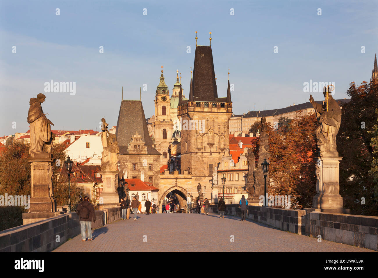 Karlsbrücke und Mala Strana Brückenturm in Morgen Licht, UNESCO-Weltkulturerbe, Prag, Böhmen, Tschechien Stockfoto