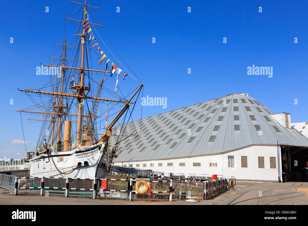 HMS Gannet mit The Big Space Gebäude darüber hinaus im maritime Heritage Museum in Historic Dockyard in Chatham, Kent, England, UK Stockfoto
