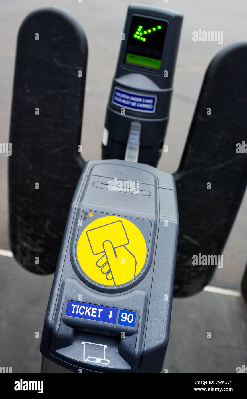 Ticket Barriere mit elektronischen Steuerungen, an den Plattformen im Hauptbahnhof von Glasgow, Schottland Stockfoto