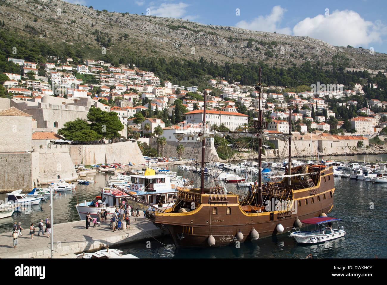 Alten Hafen mit Vintage aussehende Touristenboot, Dubrovnik, Kroatien, Europa Stockfoto