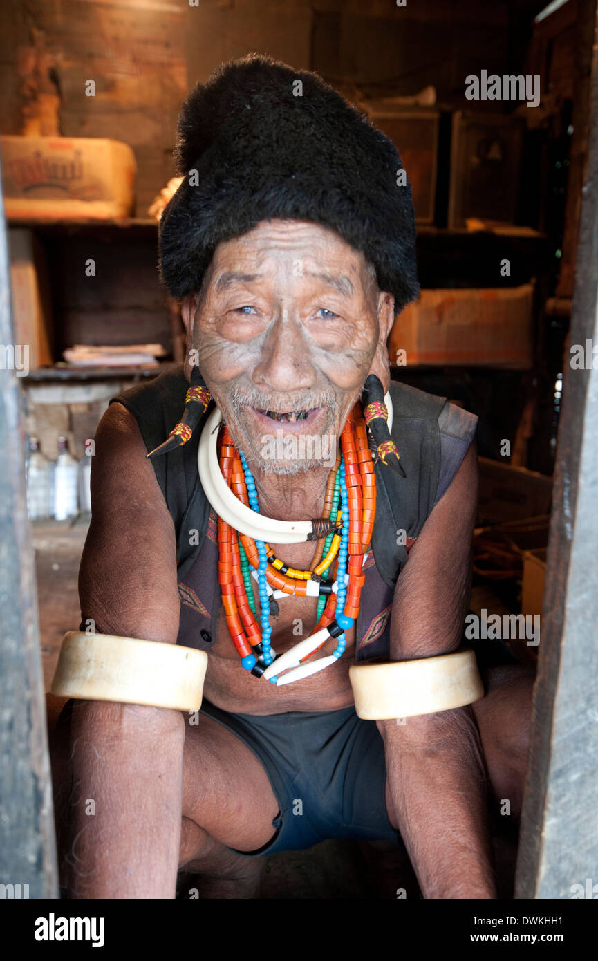 Naga Konyak Stammes-Headhunter mit tätowierten Gesicht, Hirsch Horn Ohrringe, Tierzähnen und Perlen, Ngangting, Nagaland, Indien Stockfoto