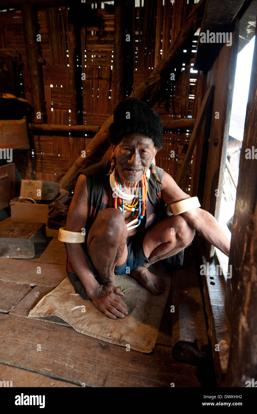 Naga Konyak Stammes-Headhunter mit tätowierten Gesicht, Ngangting, Nagaland, Indien Stockfoto